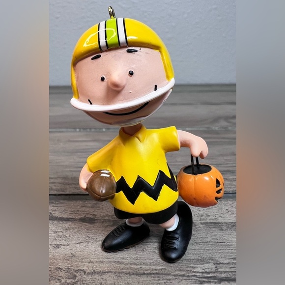HALLMARK NIB 2009 Get a 1st Down, Charlie Brown! Peanuts Gang Halloween Ornament - Picture 4 of 8